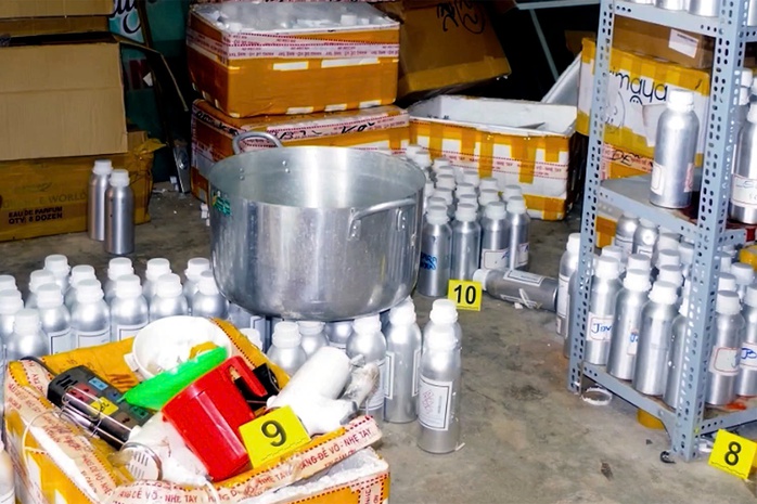 Công an Đồng Nai tìm bị hại liên quan đường dây nước hoa giả 50 tỉ đồng - Ảnh 1