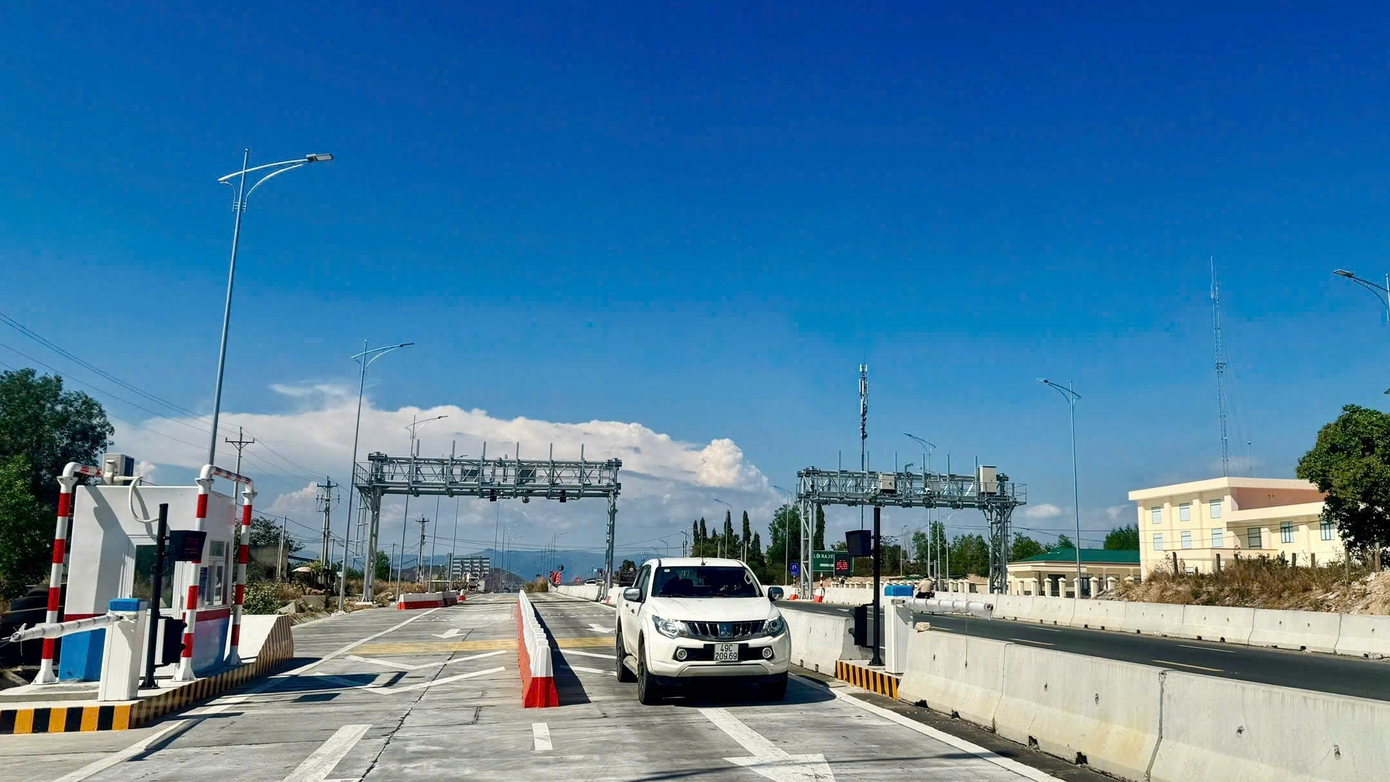 Thu phí 5 tuyến cao tốc từ đêm nay, lái xe cần lưu ý gì? - Ảnh 1