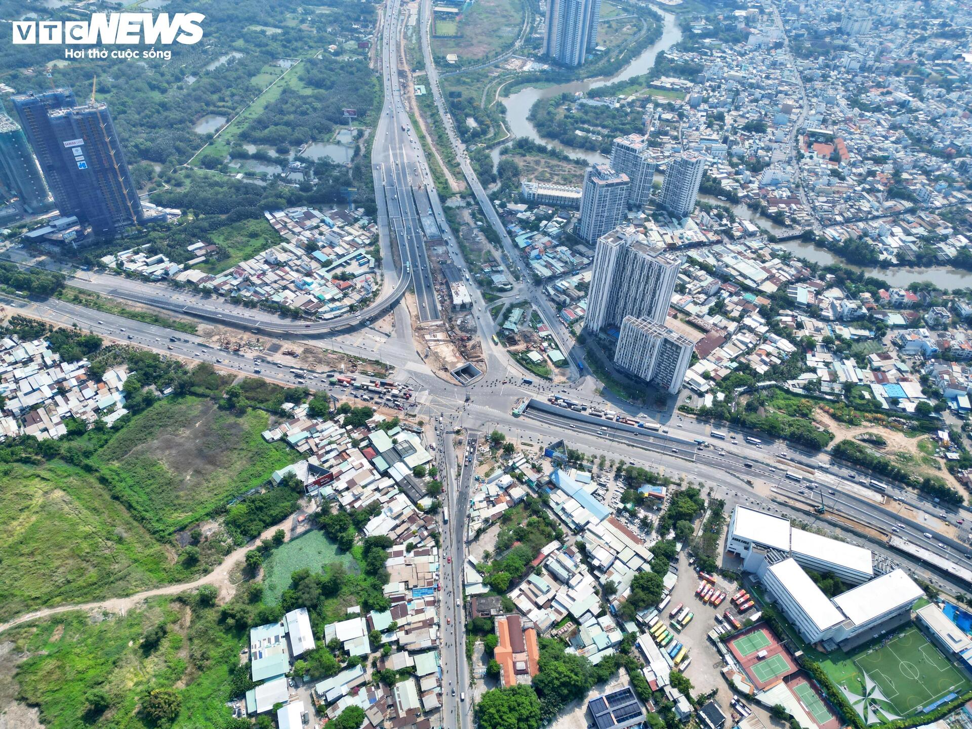 Cận cảnh dự án nút giao hiện đại bậc nhất TP.HCM sau nhiều lần chậm tiến độ - Ảnh 13