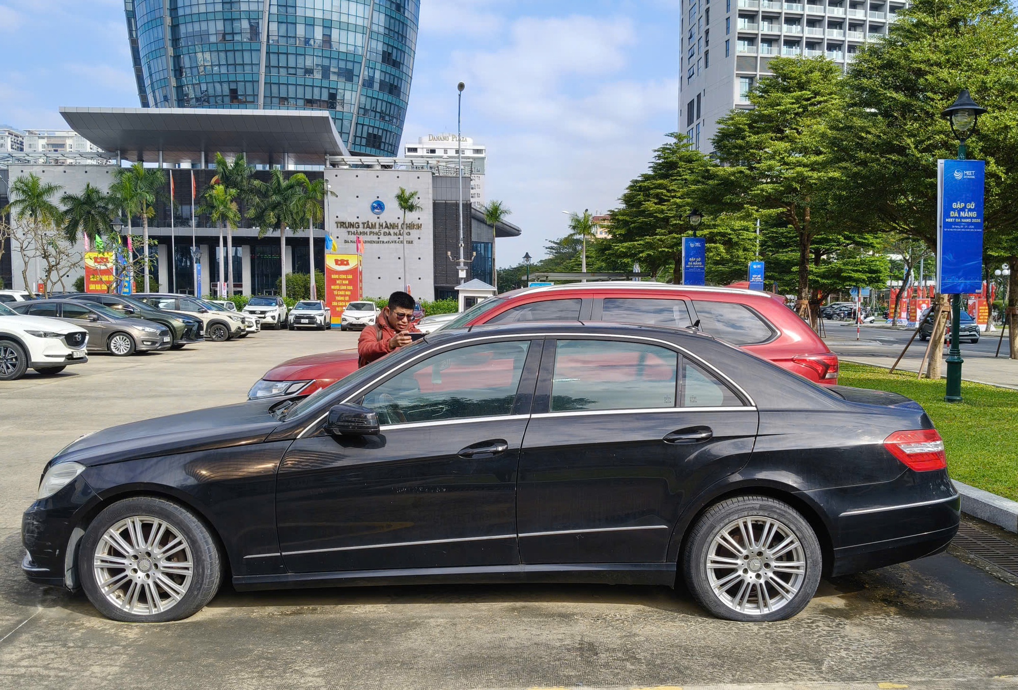 Đấu giá xe công ở Đà Nẵng: Mercedes-Benz không có người mua, nhiều xe trúng giá cao - Ảnh 1