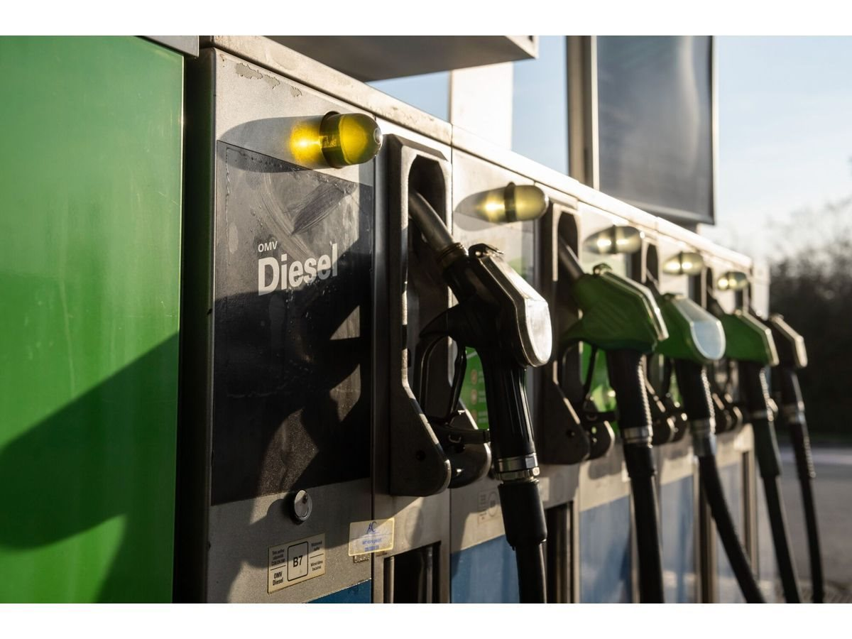 Đang trên đường tới châu Âu, loạt tàu chở 1,2 triệu thùng dầu đột ngột chuyển hướng giữa biển: 'Lục địa già' chuẩn bị đón tin xấu - Ảnh 1