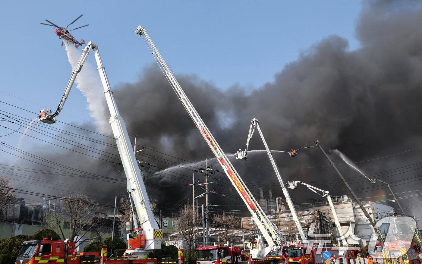 Hiện trường thảm họa cháy nhà máy linh kiện ô tô tại Hàn Quốc: 53 nạn nhân nhập viện, hàng chục người vẫn chưa rõ tung tích - Ảnh 3