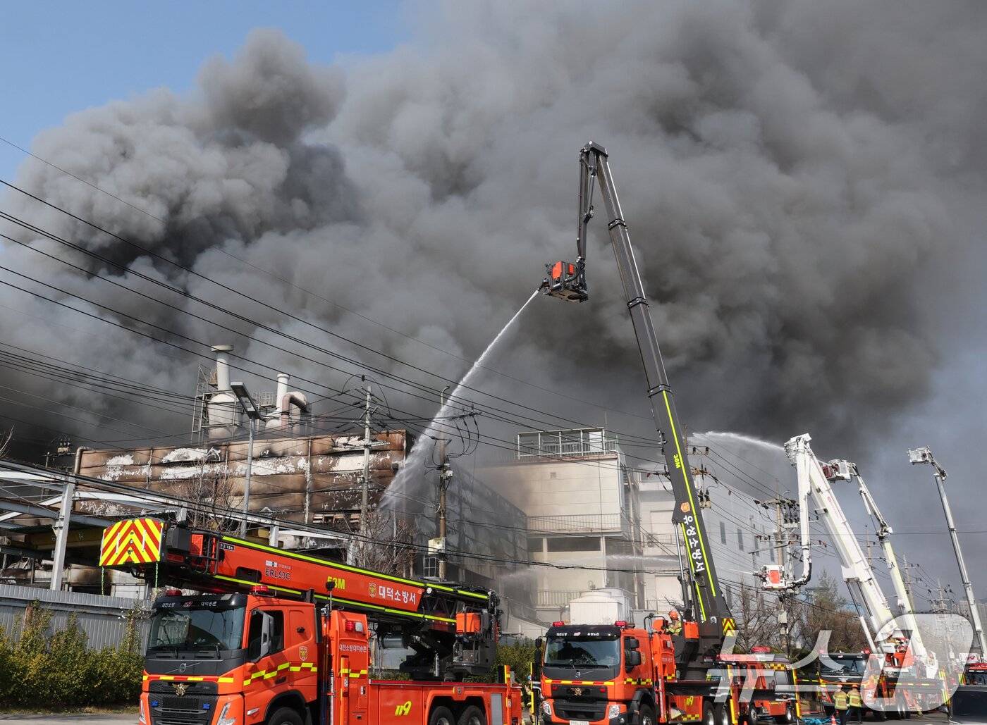 Hiện trường thảm họa cháy nhà máy linh kiện ô tô tại Hàn Quốc: 53 nạn nhân nhập viện, hàng chục người vẫn chưa rõ tung tích - Ảnh 12