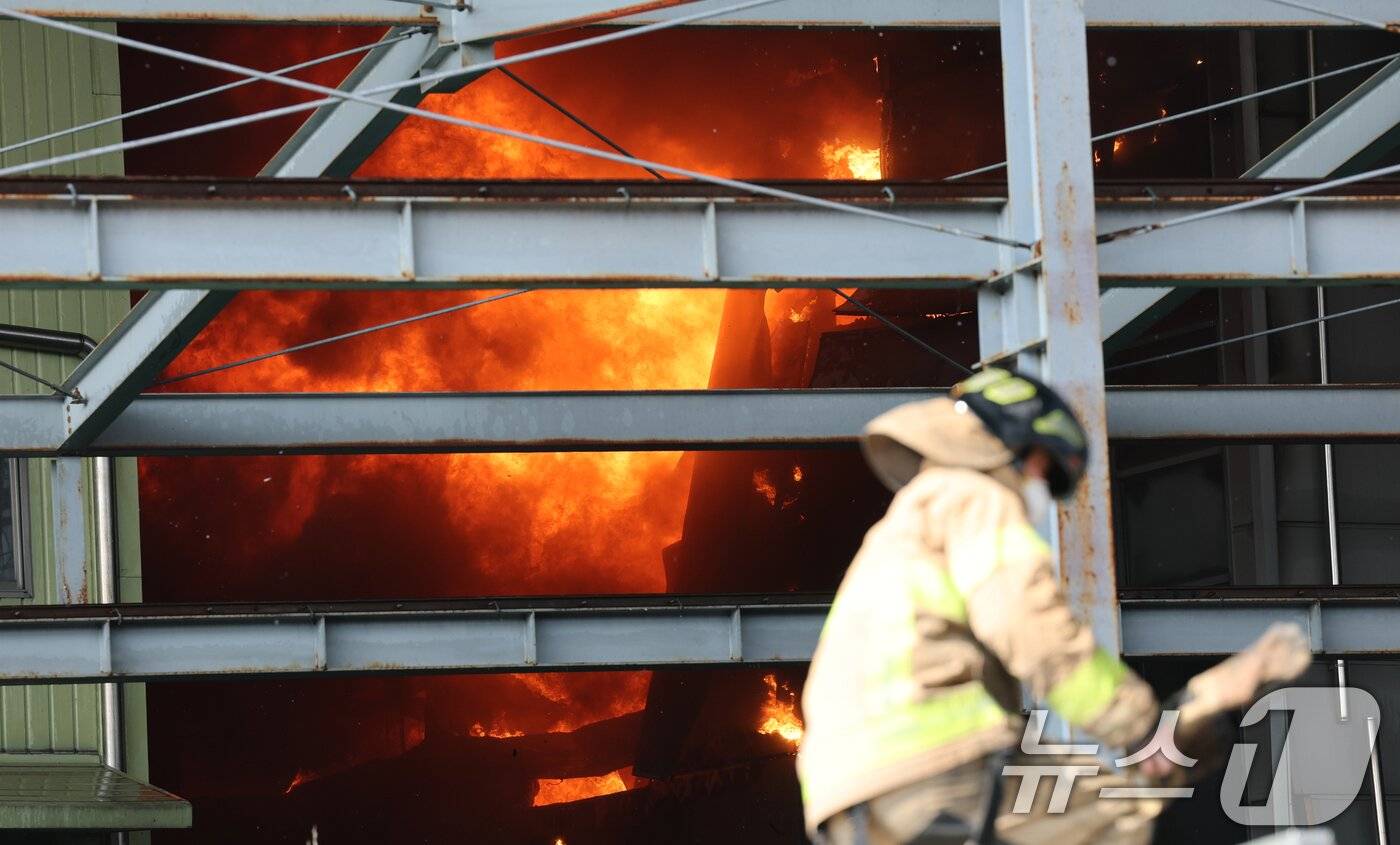 Hiện trường thảm họa cháy nhà máy linh kiện ô tô tại Hàn Quốc: 53 nạn nhân nhập viện, hàng chục người vẫn chưa rõ tung tích - Ảnh 4