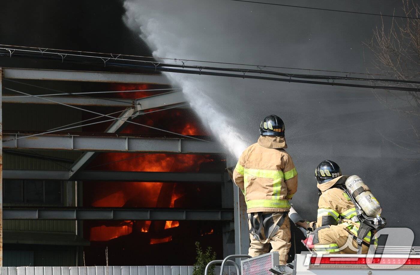 Hiện trường thảm họa cháy nhà máy linh kiện ô tô tại Hàn Quốc: 53 nạn nhân nhập viện, hàng chục người vẫn chưa rõ tung tích - Ảnh 5
