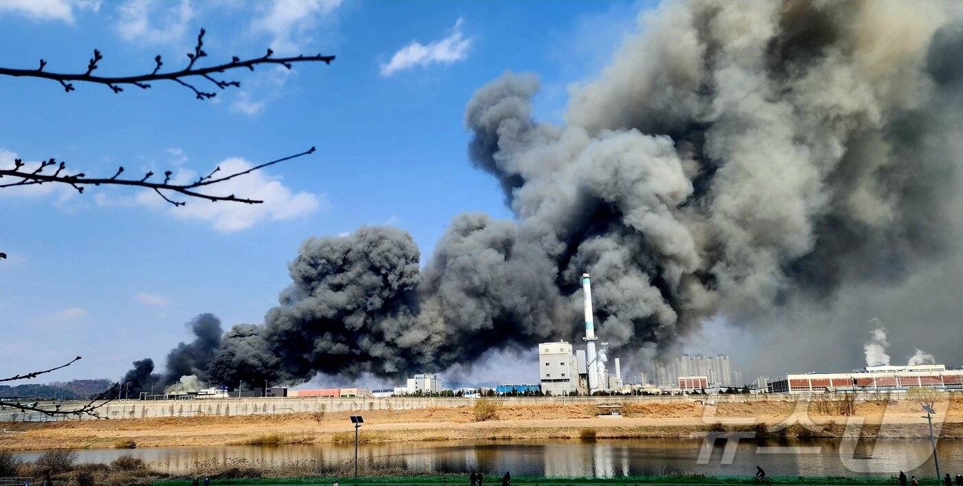 Hiện trường thảm họa cháy nhà máy linh kiện ô tô tại Hàn Quốc: 53 nạn nhân nhập viện, hàng chục người vẫn chưa rõ tung tích - Ảnh 6