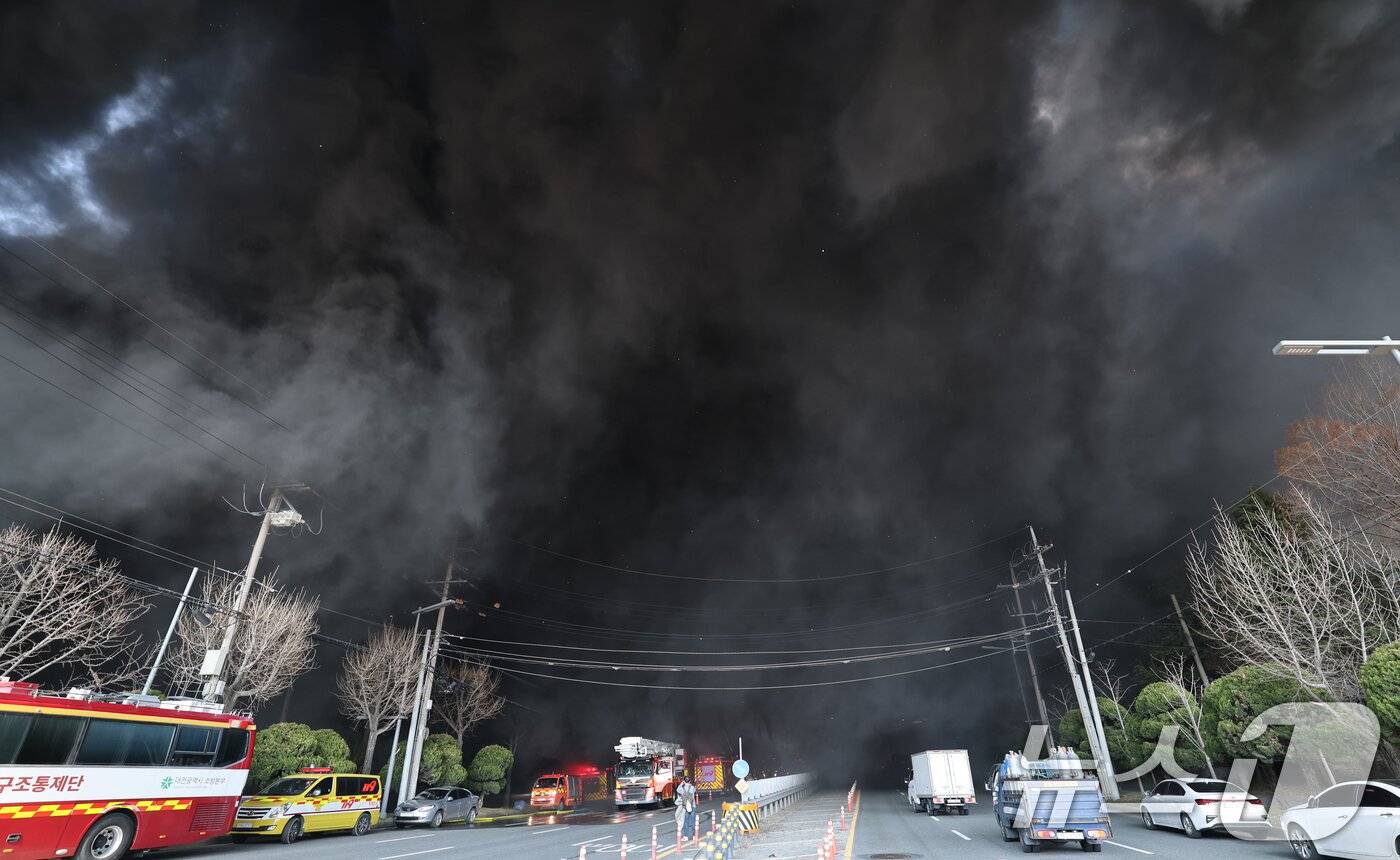 Hiện trường thảm họa cháy nhà máy linh kiện ô tô tại Hàn Quốc: 53 nạn nhân nhập viện, hàng chục người vẫn chưa rõ tung tích - Ảnh 7