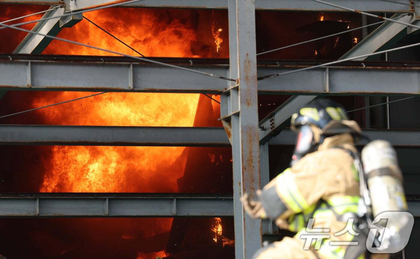 Hiện trường thảm họa cháy nhà máy linh kiện ô tô tại Hàn Quốc: 53 nạn nhân nhập viện, hàng chục người vẫn chưa rõ tung tích - Ảnh 8