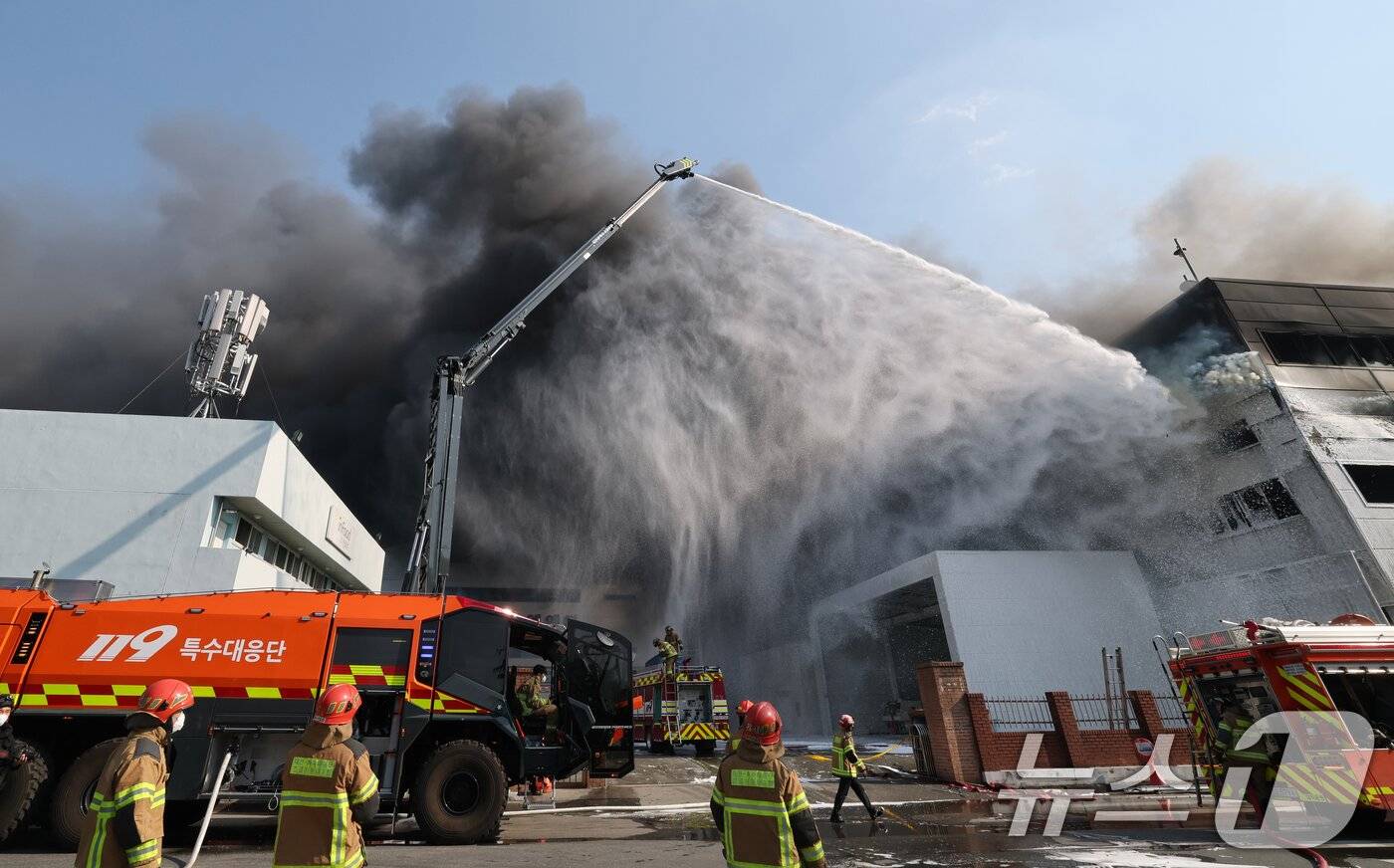 Hiện trường thảm họa cháy nhà máy linh kiện ô tô tại Hàn Quốc: 53 nạn nhân nhập viện, hàng chục người vẫn chưa rõ tung tích - Ảnh 9