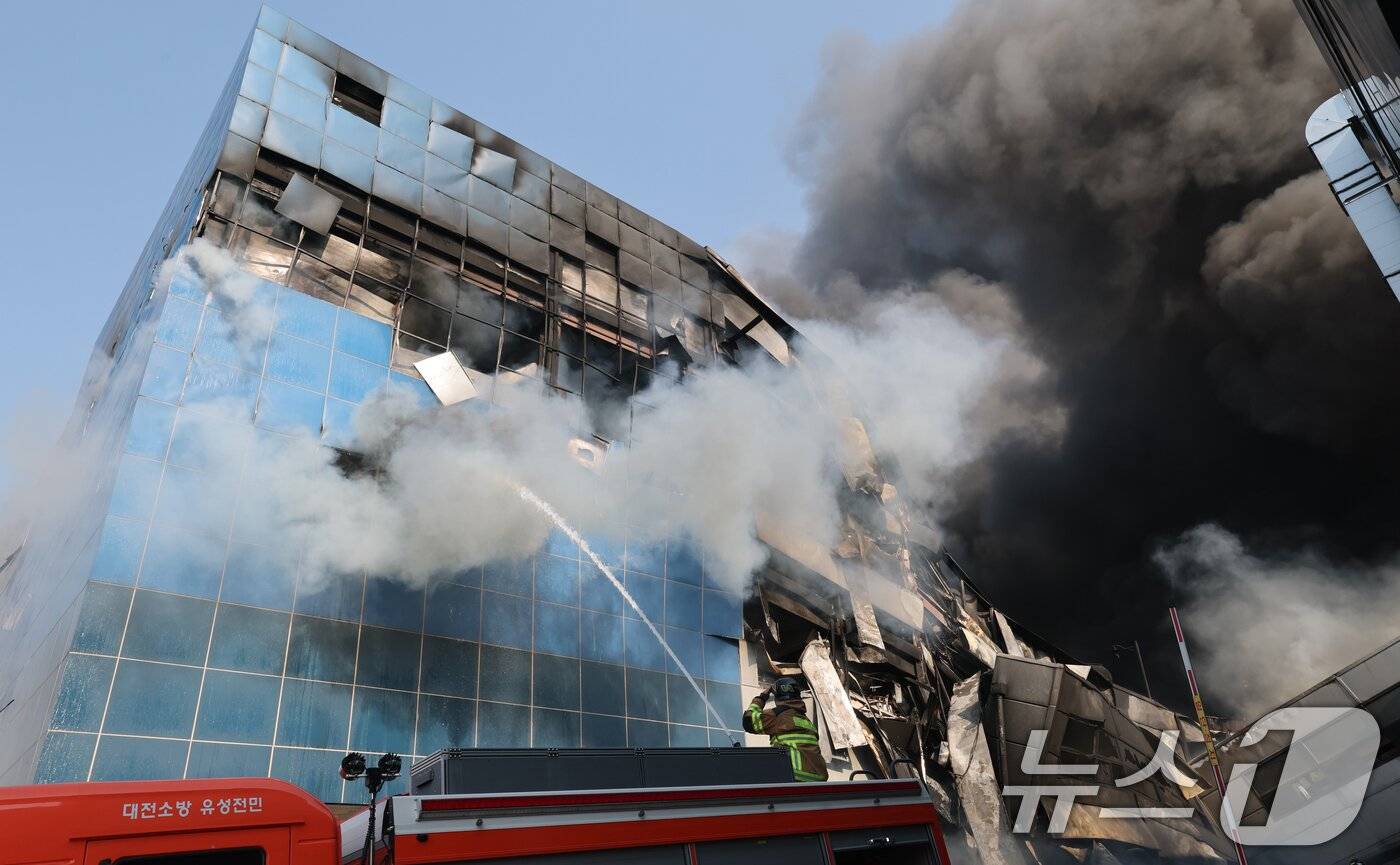 Hiện trường thảm họa cháy nhà máy linh kiện ô tô tại Hàn Quốc: 53 nạn nhân nhập viện, hàng chục người vẫn chưa rõ tung tích - Ảnh 10