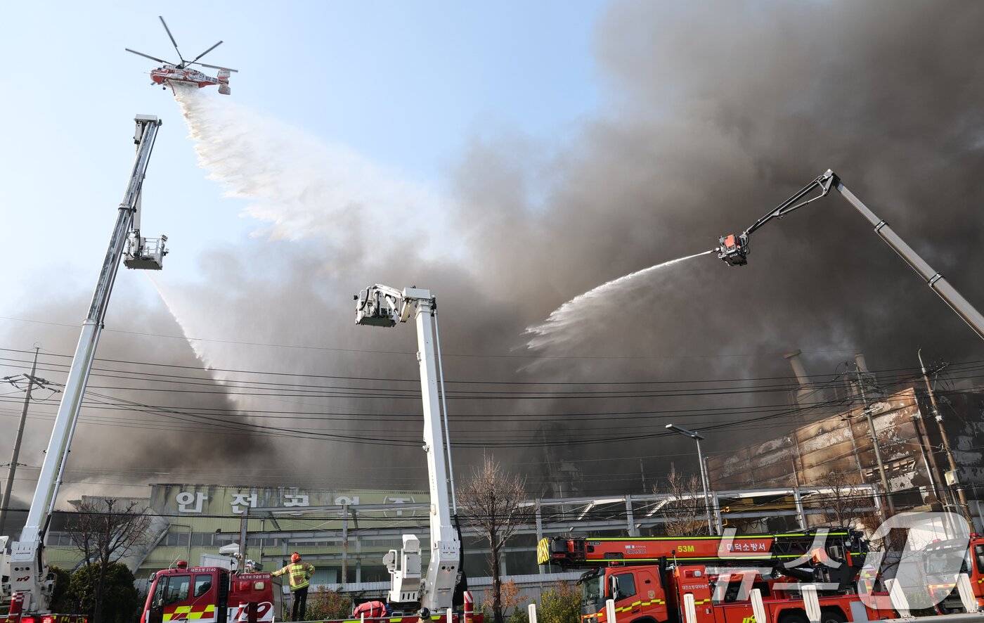 Hiện trường thảm họa cháy nhà máy linh kiện ô tô tại Hàn Quốc: 53 nạn nhân nhập viện, hàng chục người vẫn chưa rõ tung tích - Ảnh 11