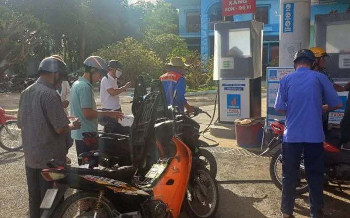 Hà Nội đã xử lý trường hợp bán xăng dầu nhỏ giọt - Ảnh 1