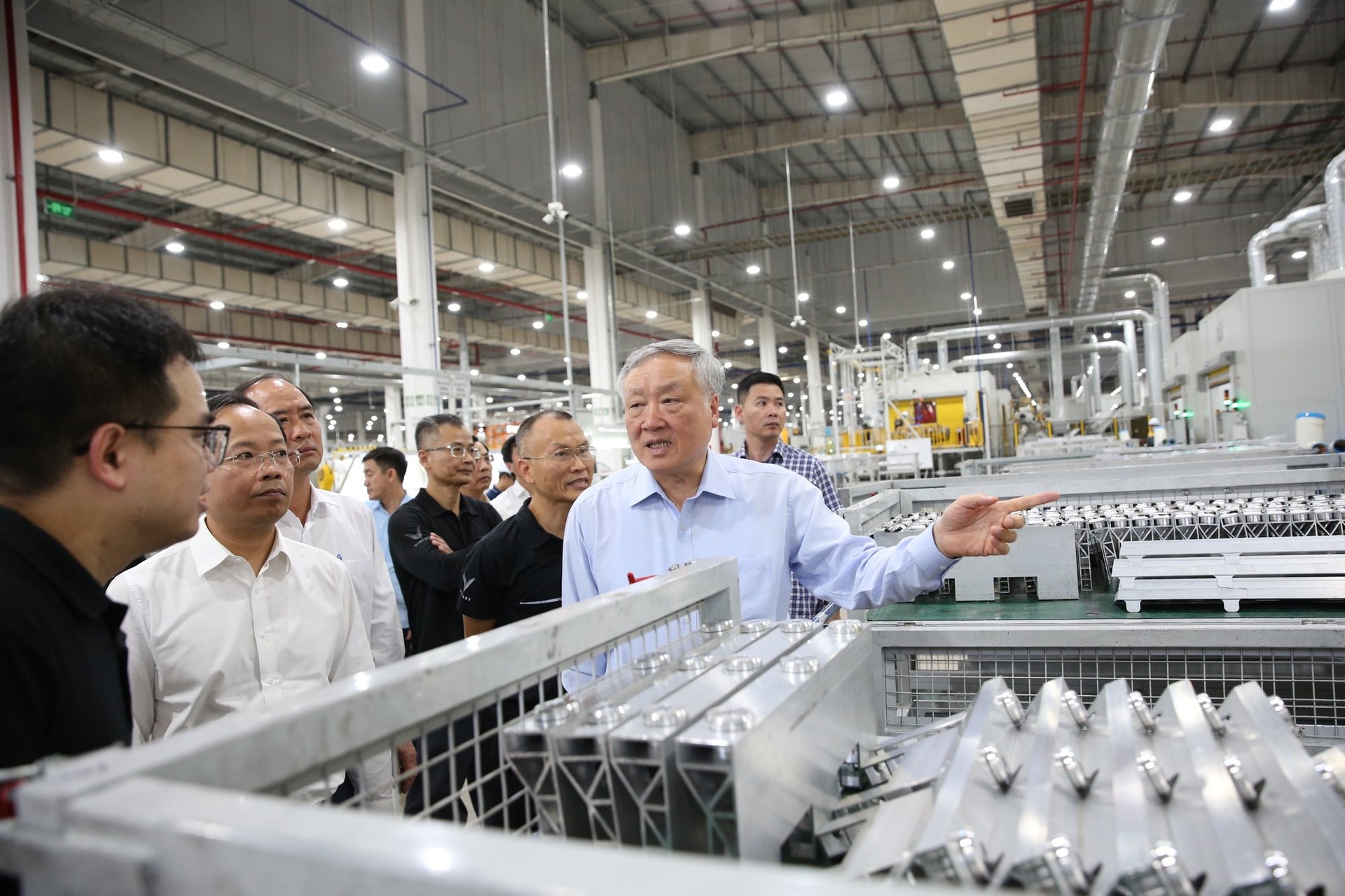 Thăm nhà máy VinFast, Phó Thủ tướng chỉ ra hướng đi tiên phong của Tập đoàn tỷ phú Phạm Nhật Vượng - Ảnh 1