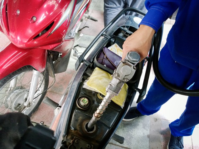 Cảnh báo đặc biệt tới những ai vừa đổ xăng xe máy xong - Ảnh 2