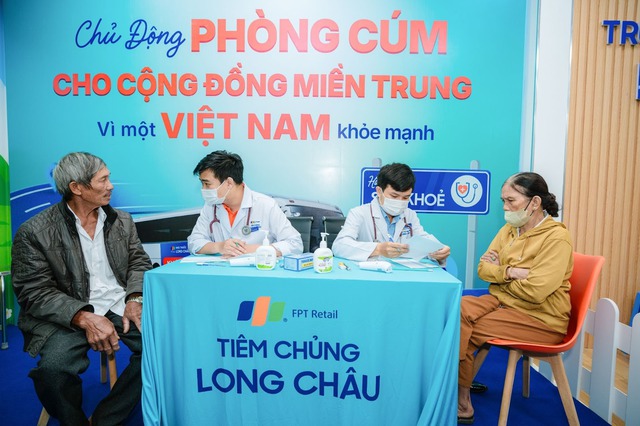Long Châu và Abbott miễn phí 2.000 liều vắc xin cúm đến người dân miền Trung - Ảnh 1
