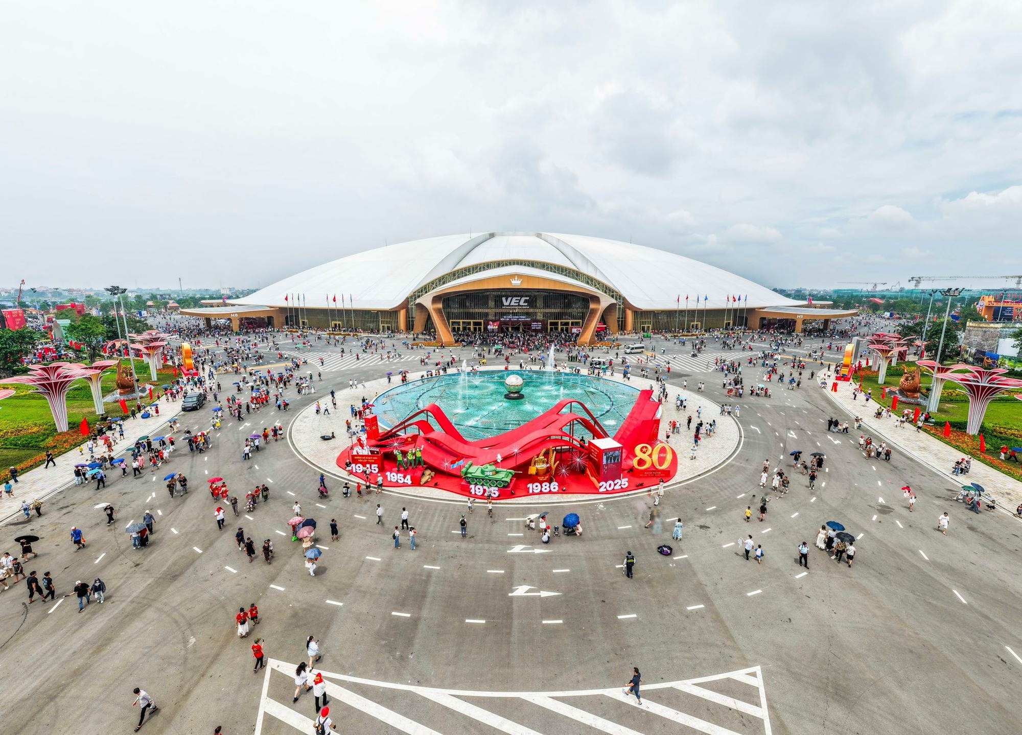 Giá đất xung quanh đại dự án 35.000 tỷ đồng của tỷ phú Phạm Nhật Vượng, có trung tâm triển lãm lớn nhất Đông Nam Á, Top 10 thế giới - Ảnh 2