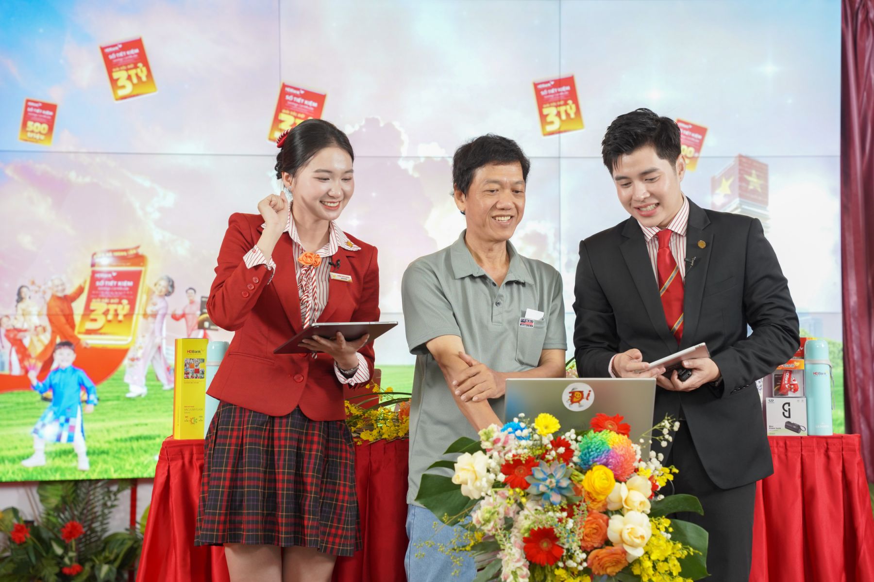 Chủ nhân giải 3 tỷ đồng đã lộ diện, hành trình "Tiết kiệm Tỷ phú" tại HDBank khép lại trong những khoảnh khắc vỡ òa - Ảnh 3