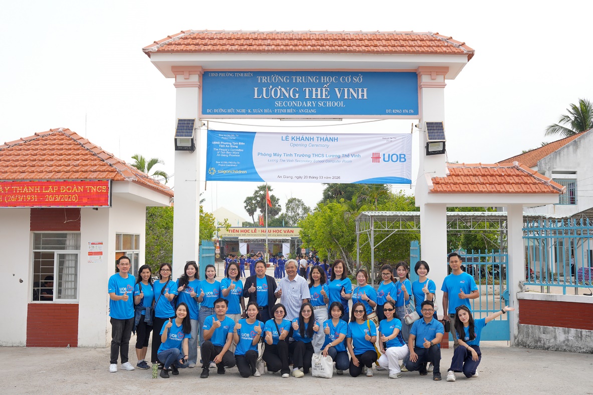 UOB Việt Nam trao tặng 3 phòng máy vi tính cho hơn 2000 học sinh vùng sâu tại An Giang - Ảnh 1