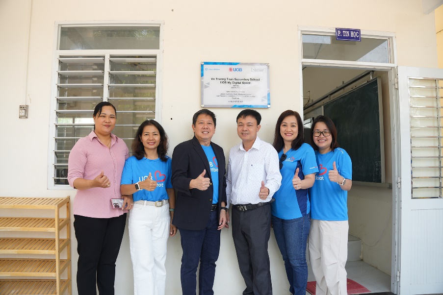 UOB Việt Nam trao tặng 3 phòng máy vi tính cho hơn 2000 học sinh vùng sâu tại An Giang - Ảnh 2