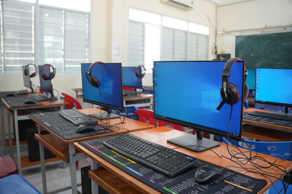 UOB Việt Nam trao tặng 3 phòng máy vi tính cho hơn 2000 học sinh vùng sâu tại An Giang - Ảnh 3