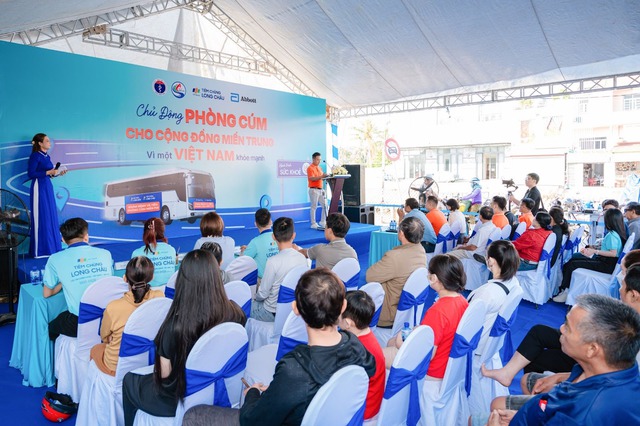 Long Châu và Abbott miễn phí 2.000 liều vắc xin cúm đến người dân miền Trung - Ảnh 2