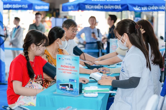 Long Châu và Abbott miễn phí 2.000 liều vắc xin cúm đến người dân miền Trung - Ảnh 3