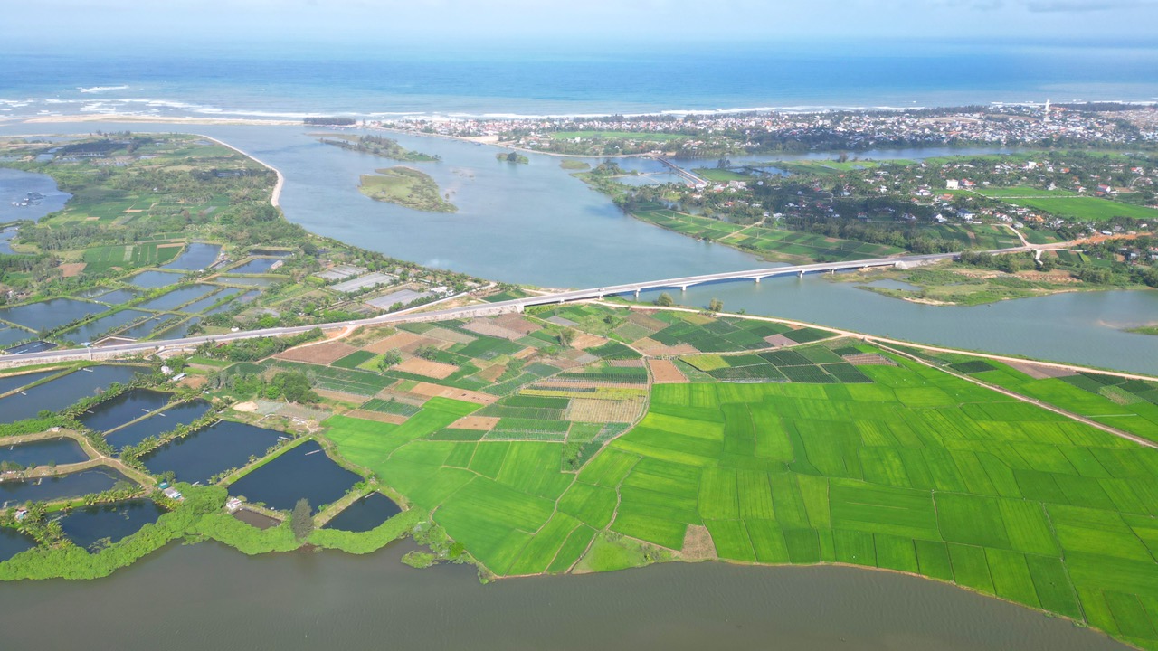 Quảng Ngãi: Từ thủ phủ công nghiệp miền Trung đến điểm sáng hạ tầng đô thị và dịch vụ - Ảnh 3