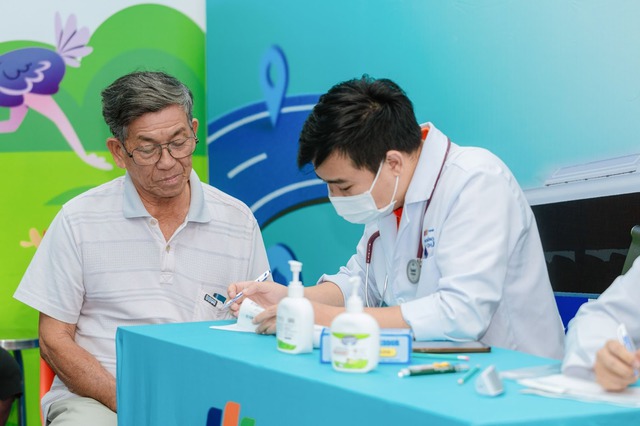 Long Châu và Abbott miễn phí 2.000 liều vắc xin cúm đến người dân miền Trung - Ảnh 4