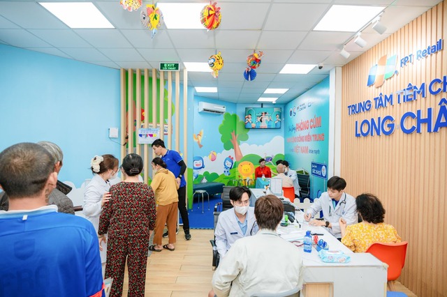 Long Châu và Abbott miễn phí 2.000 liều vắc xin cúm đến người dân miền Trung - Ảnh 5