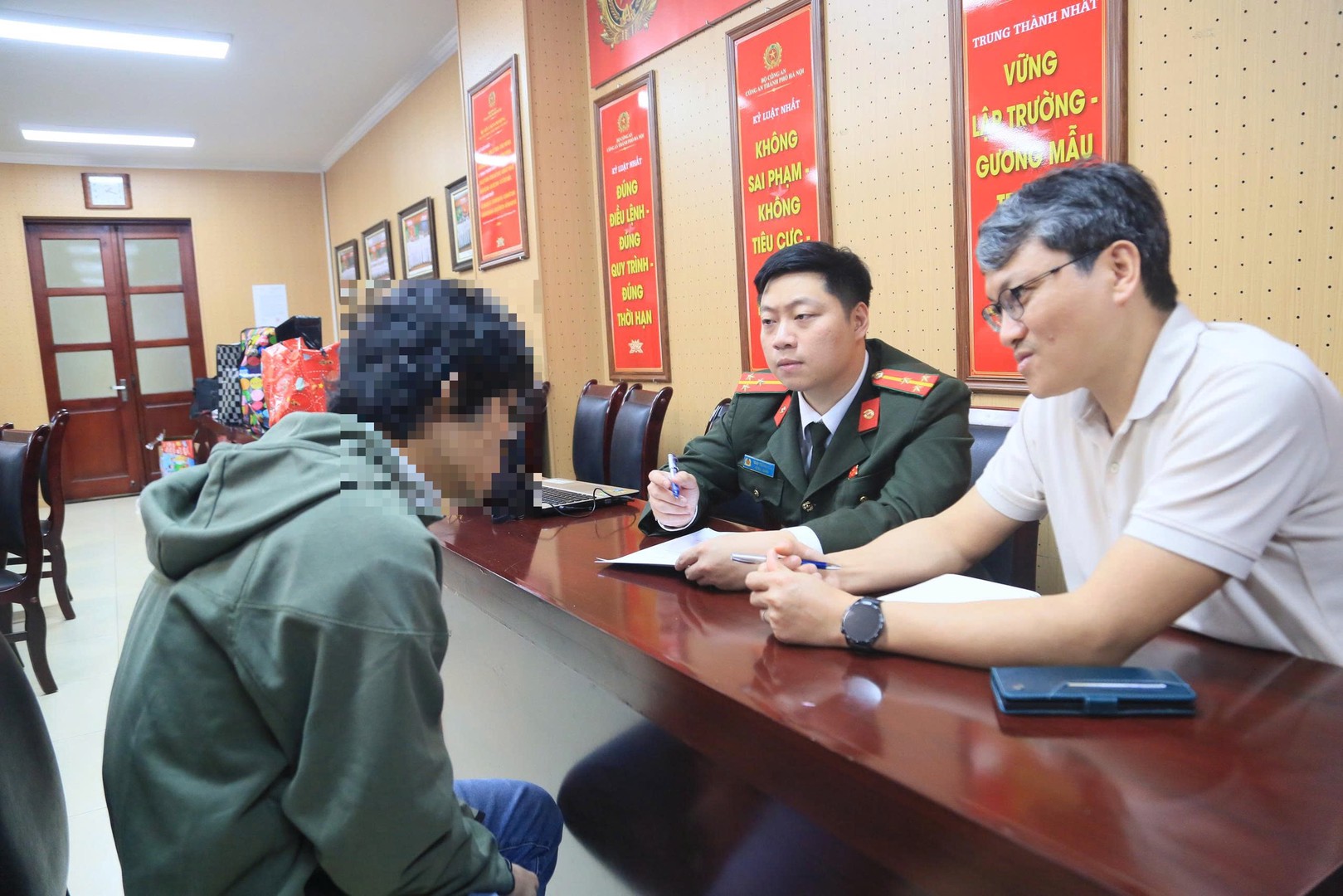 Phát hiện ổ nhóm giả danh Cảnh sát Nhật Bản hoạt động lừa đảo tại Hà Nội: Hơn 11 tỷ đồng đã bị chiếm đoạt - Ảnh 2