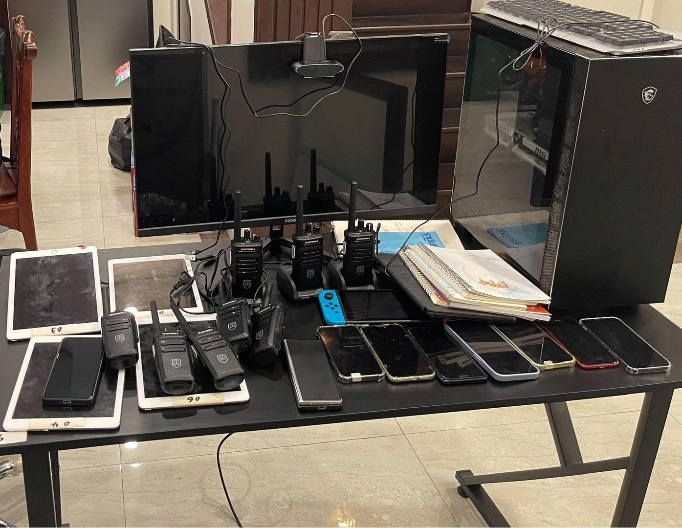 Phát hiện ổ nhóm giả danh Cảnh sát Nhật Bản hoạt động lừa đảo tại Hà Nội: Hơn 11 tỷ đồng đã bị chiếm đoạt - Ảnh 3