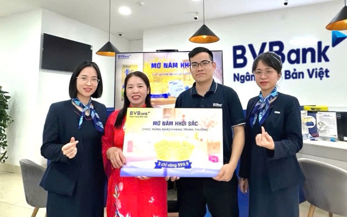 Khách hàng đầu tiên trúng vàng 999.9 từ chương trình “Mở Năm Khởi Sắc” của BVBank
