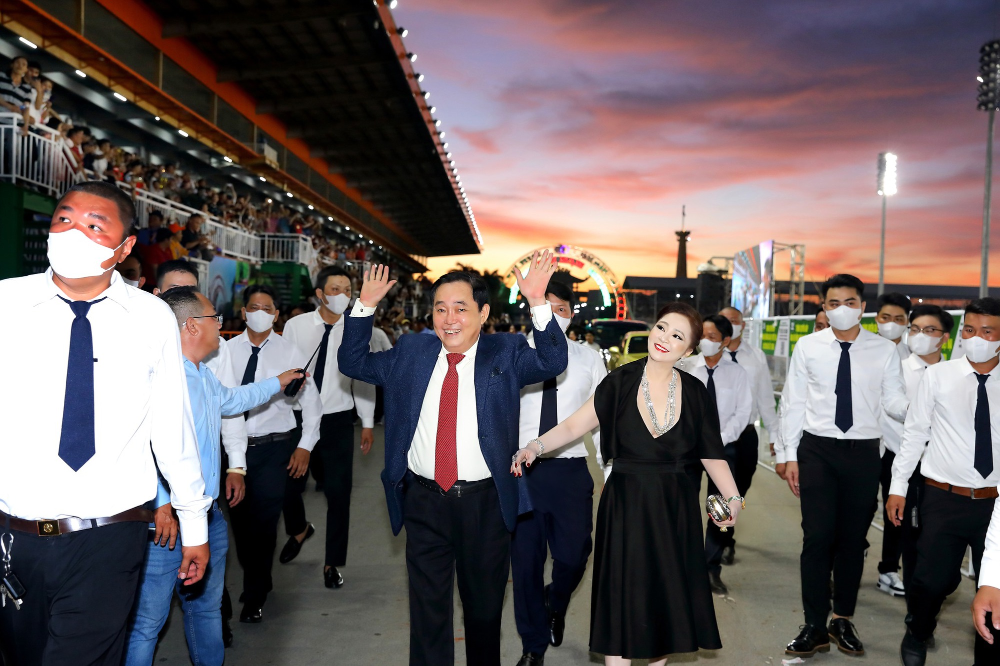 Khu du lịch Đại Nam của vợ chồng bà Nguyễn Phương Hằng sở hữu biển nhân tạo rộng hơn 21ha, lớn bậc nhất Việt Nam, có sức chứa lên đến 30.000 du khách - Ảnh 1