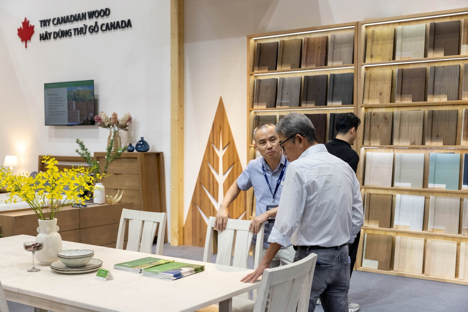 Xuất khẩu hơn 17 tỷ USD năm 2025 nhưng chủ yếu chỉ gia công, làm sao thể khai thác hết dư địa ngành gỗ Việt Nam? - Ảnh 2