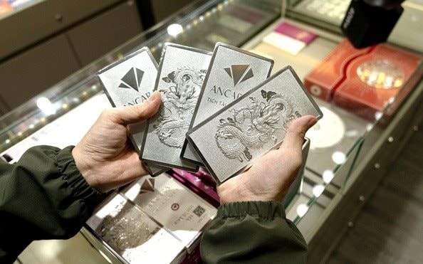 Giá bạc rơi thẳng đứng - Ảnh 1