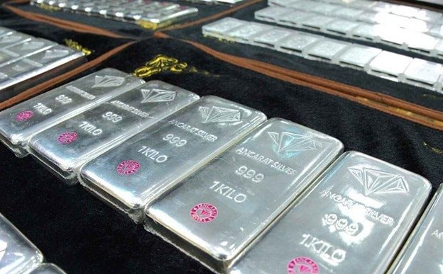 Giá bạc thỏi đồng loạt giảm hơn 3 triệu đồng/kg - Ảnh 1