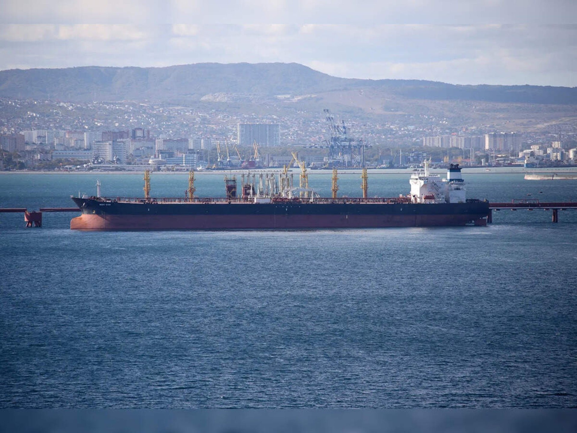 Đang di chuyển thì Mỹ bất ngờ 'bật đèn xanh', hơn 19 triệu thùng dầu Nga lênh đênh trên biển - Ảnh 1