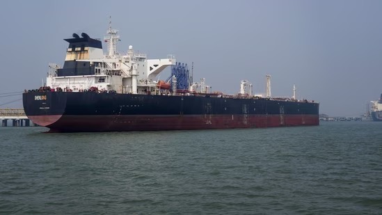 Hành trình bí mật của tàu dầu đầu tiên vượt eo Hormuz đến Ấn Độ: Tường thuật diễn biến kịch tính - Ảnh 1