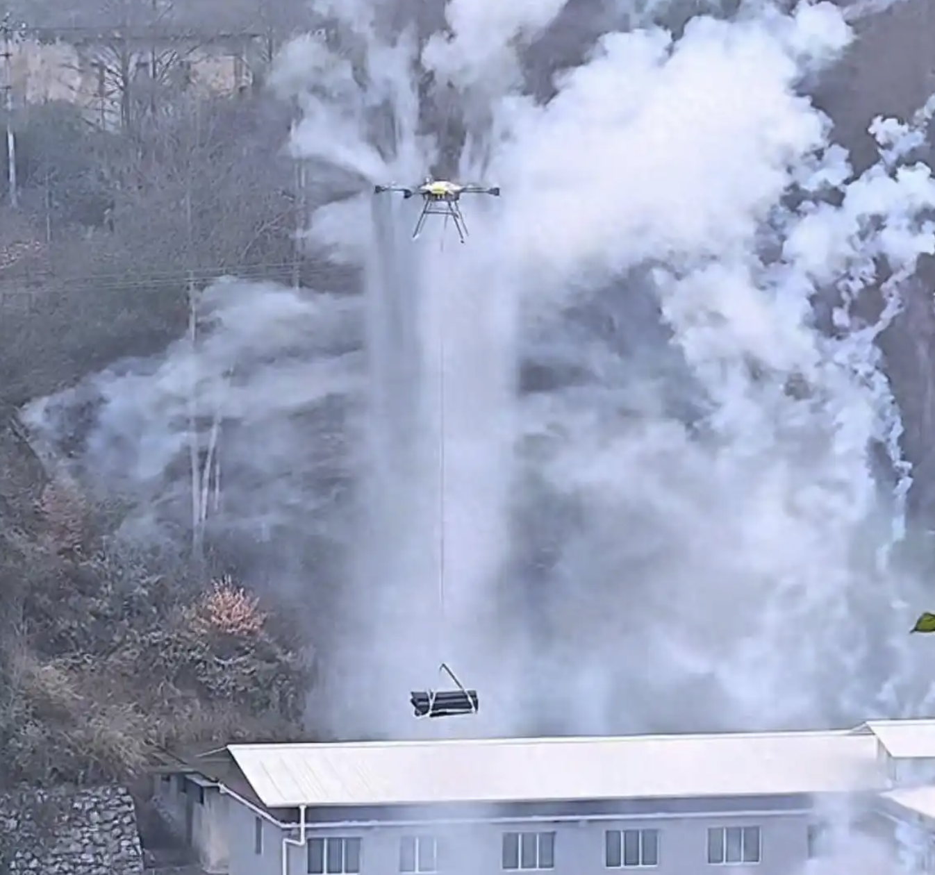 Đám tang thời “công nghệ”: 1 gia đình chi hơn 38 triệu đồng thuê máy bay không người lái bê quan tài nặng 460kg lên núi an táng - Ảnh 1