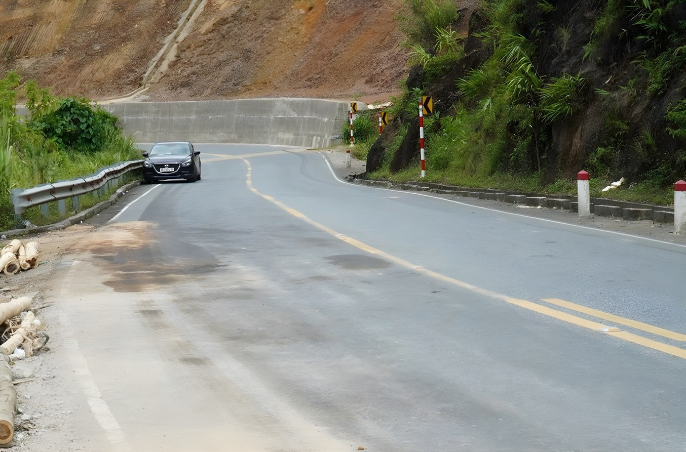 Thực hư cấm xe sơ mi rơ-moóc trên Quốc lộ 49 - Ảnh 1