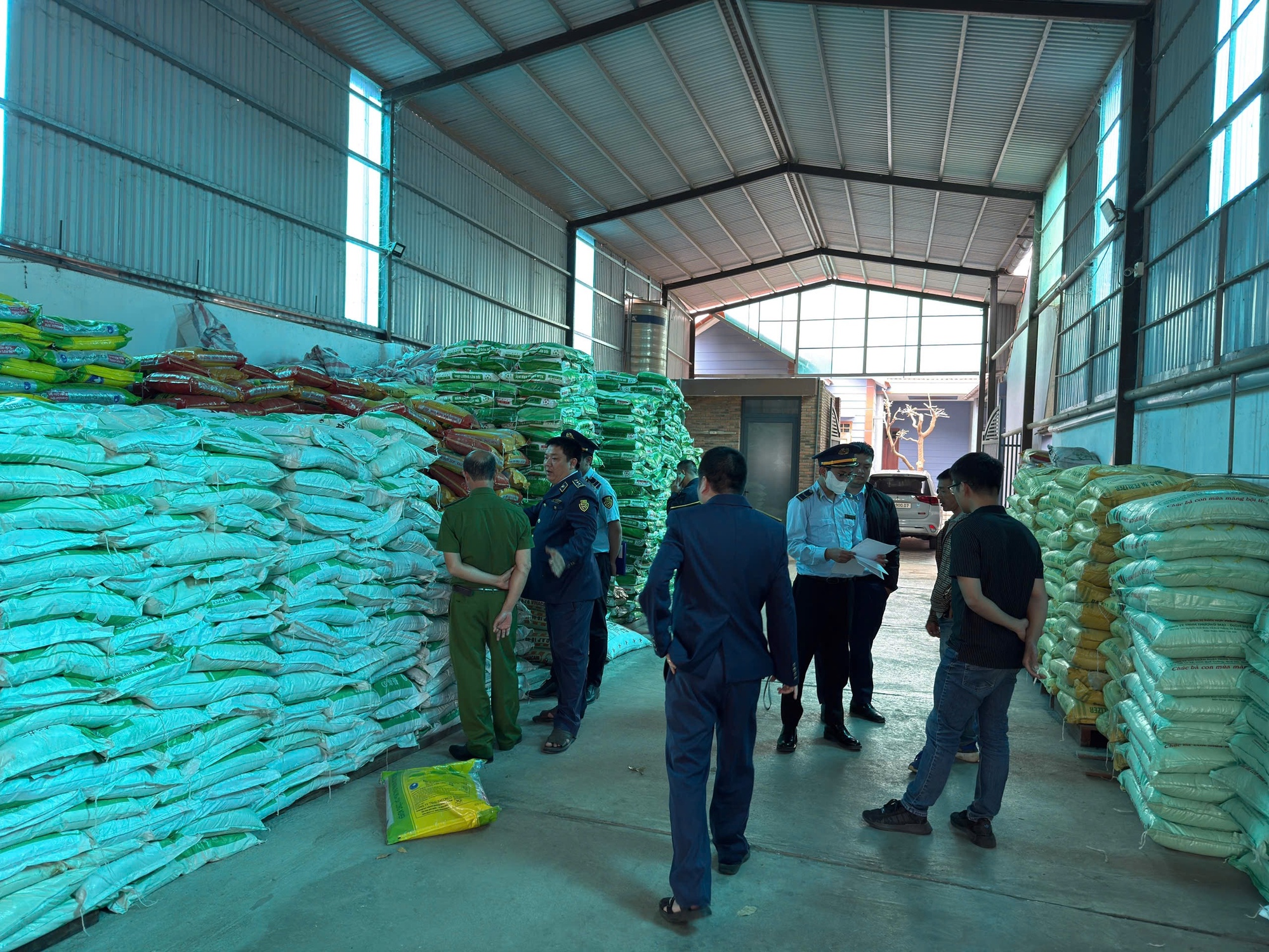 Một hộ kinh doanh vừa bị chuyển hồ sơ sang công an: Tang vật lên tới gần 90 tấn - Ảnh 2