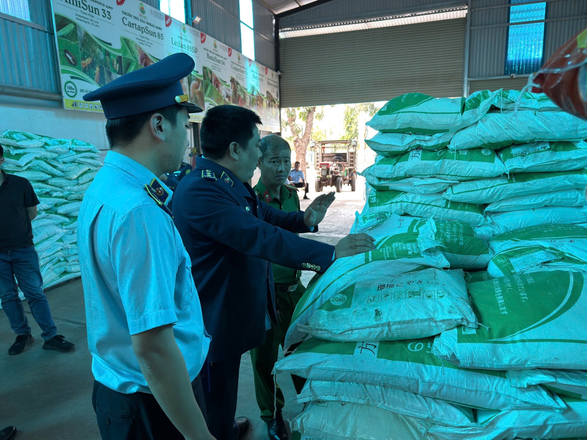 Một hộ kinh doanh vừa bị chuyển hồ sơ sang công an: Tang vật lên tới gần 90 tấn - Ảnh 1