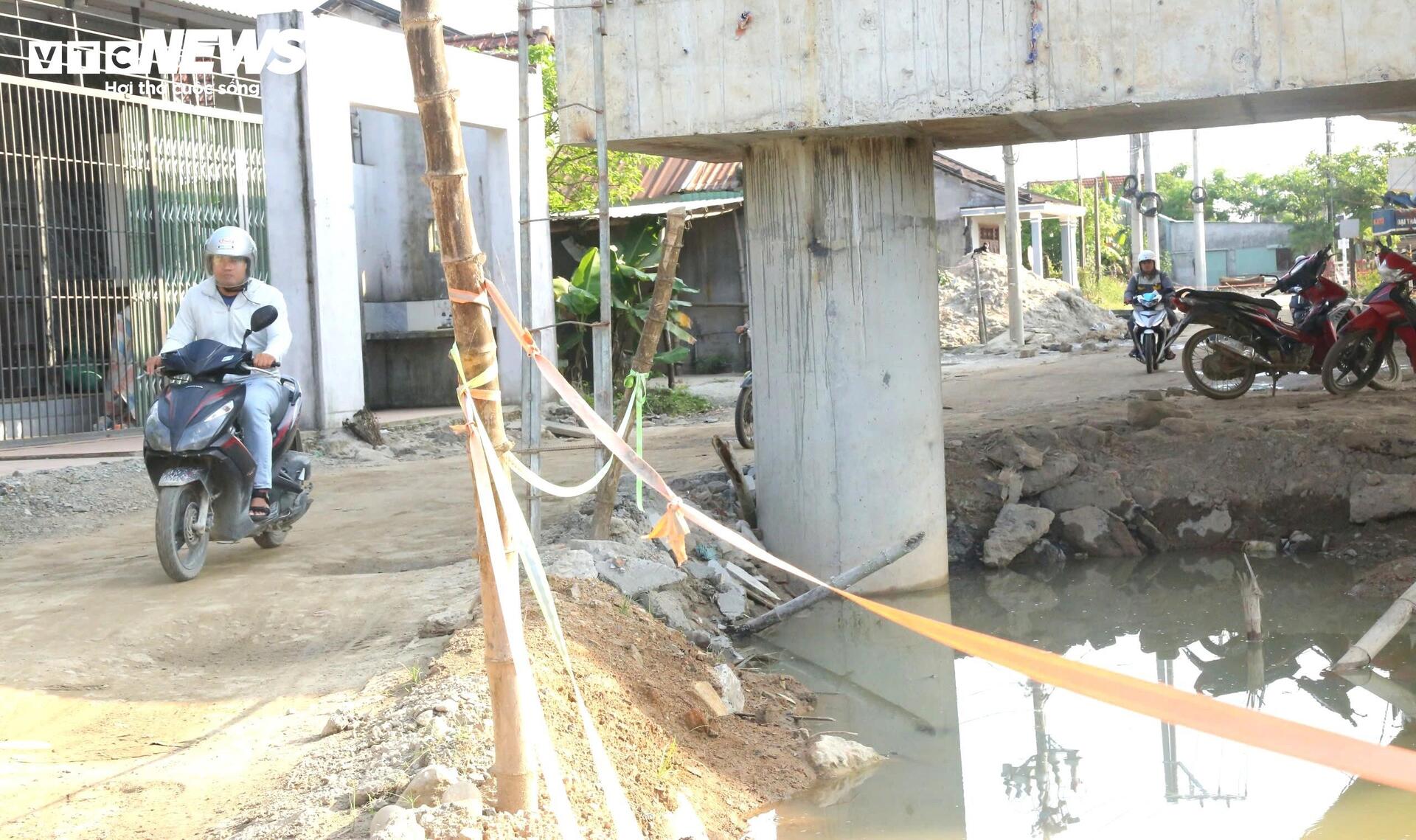 Dân ngán ngẩm dự án mở rộng quốc lộ hơn 1.800 tỷ thi công kiểu 'rùa bò' - Ảnh 2