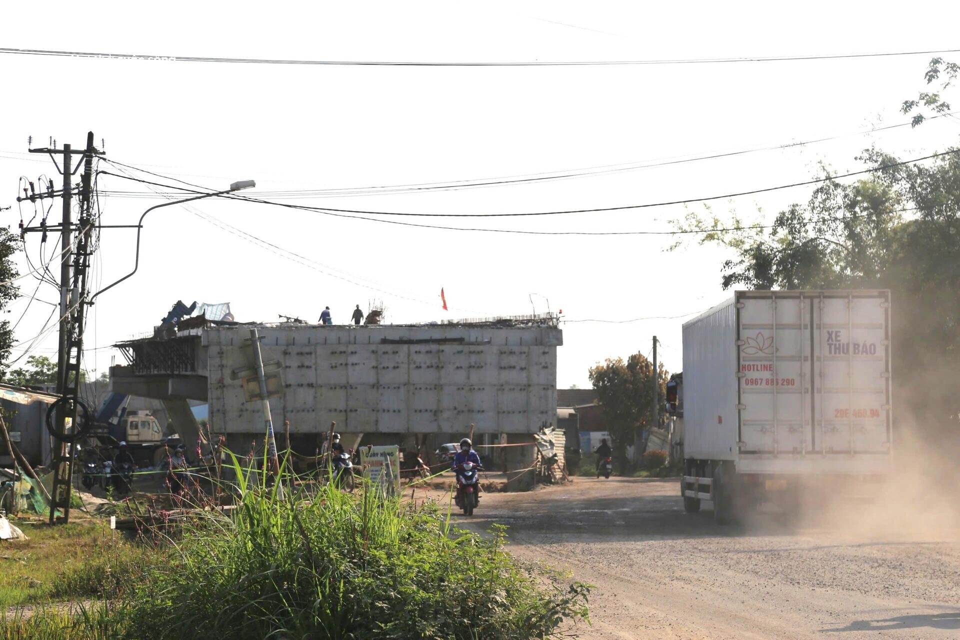 Dân ngán ngẩm dự án mở rộng quốc lộ hơn 1.800 tỷ thi công kiểu 'rùa bò' - Ảnh 5