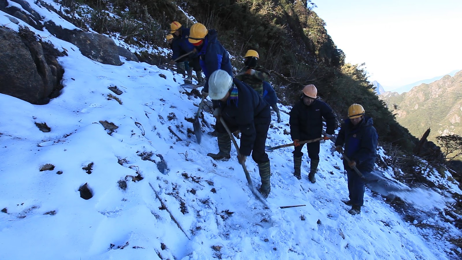 Chuyên gia ngoại dự báo 5 năm mới hoàn thành, kỹ sư Việt Nam chỉ trong 800 ngày xây dựng thành công cáp treo đạt 2 kỷ lục Guinness - Ảnh 1