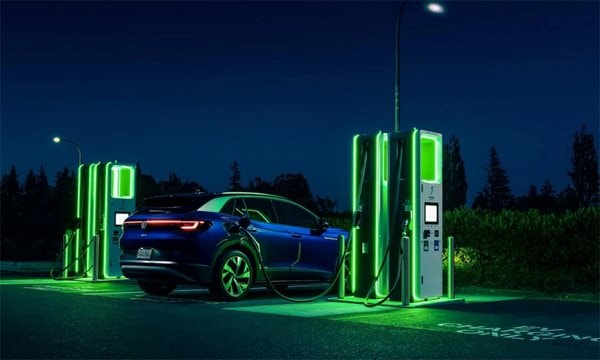 Thiếu 90.000 tấn dầu, quốc gia này buộc phải kêu gọi người dân ngừng sạc xe điện vào ban đêm - Ảnh 1