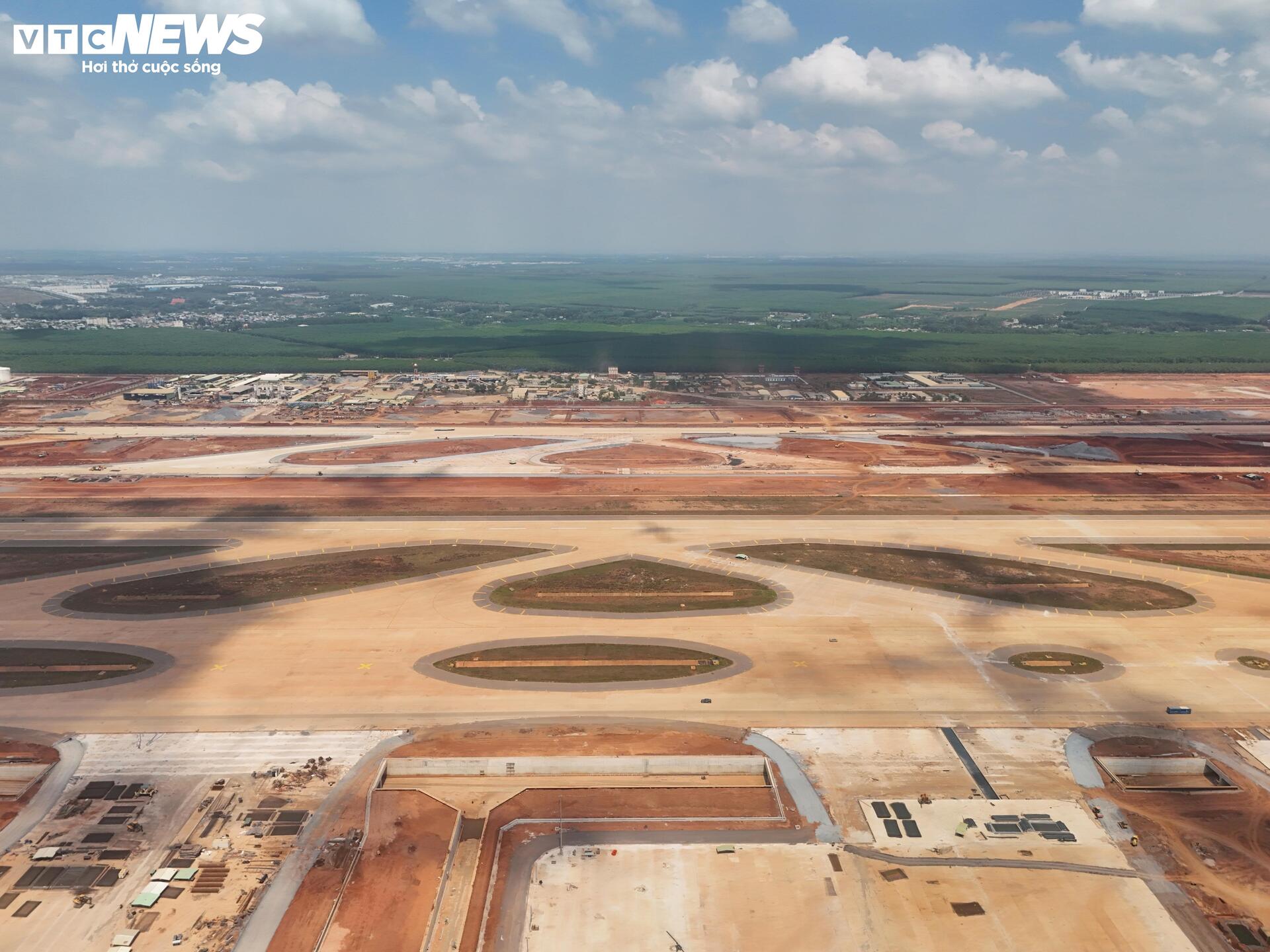 Toàn cảnh sân bay Long Thành trước mốc dự kiến vận hành thương mại - Ảnh 12