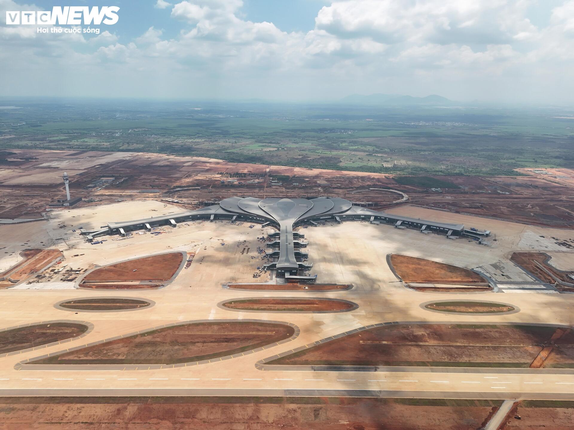 Toàn cảnh sân bay Long Thành trước mốc dự kiến vận hành thương mại - Ảnh 1