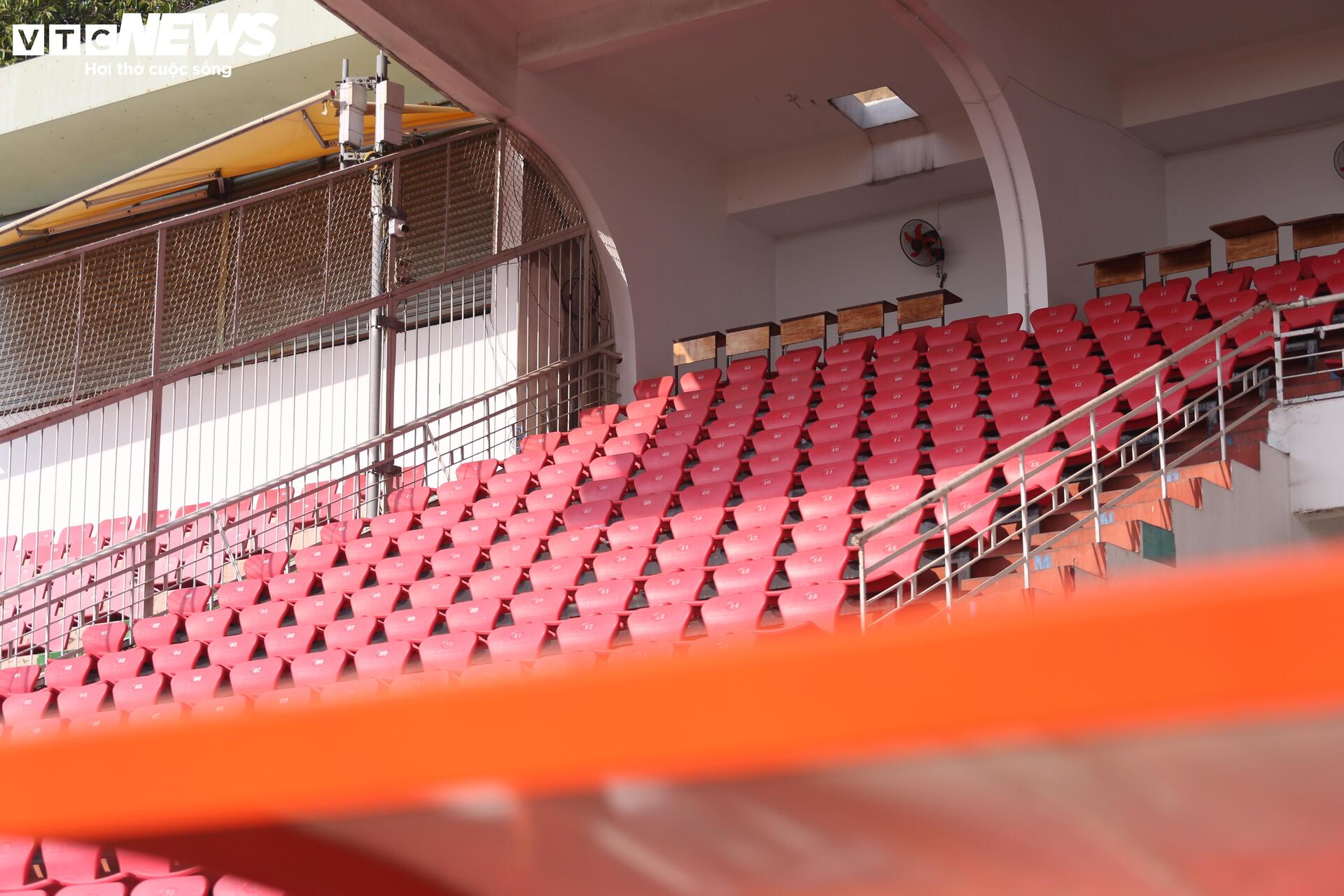 Cận cảnh sân vận động vừa được khởi công cải tạo gần 320 tỷ đồng - Ảnh 6