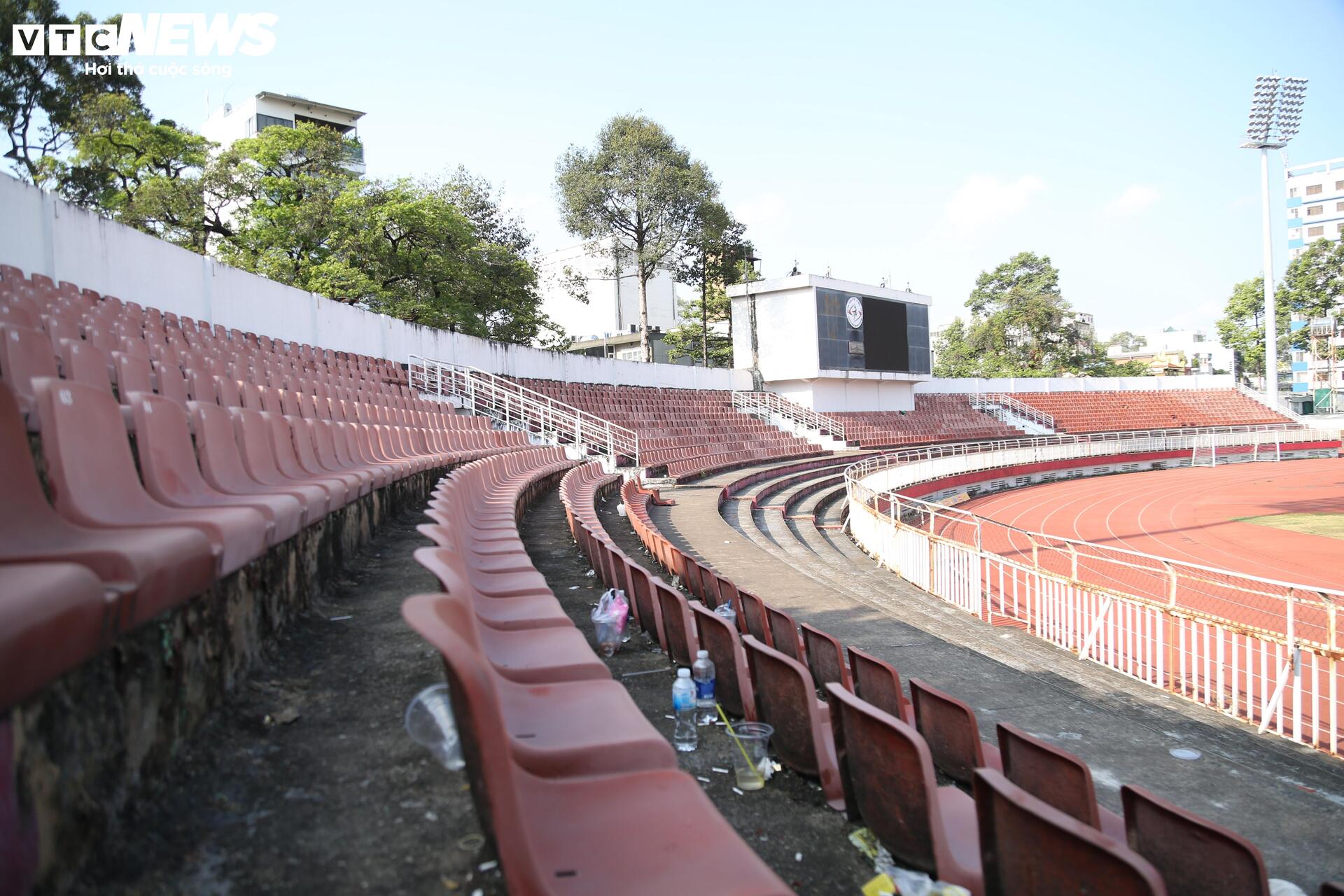 Cận cảnh sân vận động vừa được khởi công cải tạo gần 320 tỷ đồng - Ảnh 10
